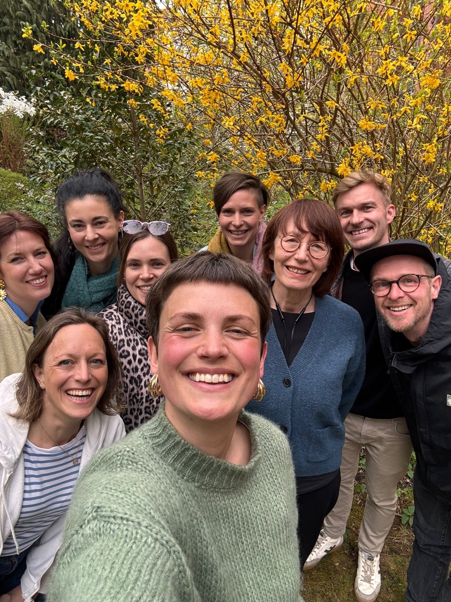 Das Team von kollektiv:zukunft e.V. — Selfie im Garten